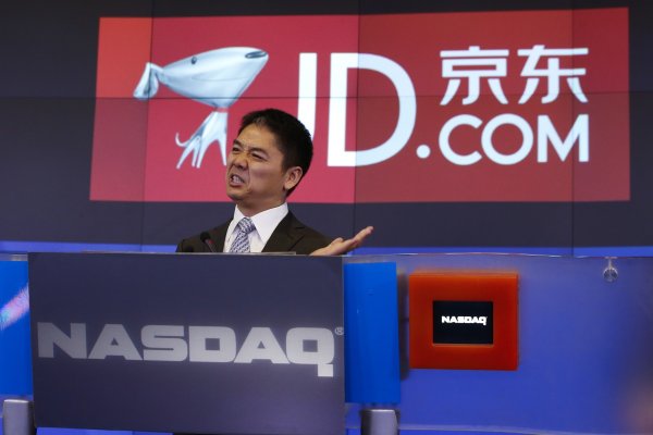
	IPO-то на IT-компанията JD.com през август направи от основателя му Ричард Луи милиардер. Той има днес около 8,8 млрд. долара и е деветият най-богат китаец. При това онлайн търговецът на електроника досега не е излизал на печалба. 40-годишният Луи държи 20,7% от JD.com.
