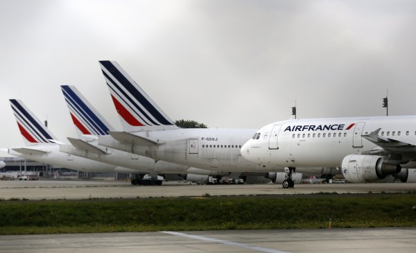 
	От началото на стачката около половината от полетите на Air France&nbsp;са били отменени
