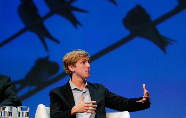 
	Съосновател на Facebook и състудент на Марк Зукърбърг, той държи днес 1% от социалната мрежа. Хюз е роден на 26 ноември 1983 и израства в Хикъри, Северна Каролина. Баща му е продавач на вестници, майка му - учителка. През 2006 завършва Харвард (след като е получил стипендия). Хюз се счита за ключова фигура в популяризирането на Facebook - по-късно става говорител на социалната мрежа.

	За Хюз се говори също, че има огромна роля за избора на Барак Обама за президент. И има защо. Той се занимава със сайта My.BarackObama.com&nbsp; или накратко MyBO - където абонатите имат възможността да създават групи, да планират събития, да набират средства, да се свързват помежду си. До края на президентската кампания сайтът има 2 млн. профила, планирани са над 200 000 офлайн събития, сформирани са 35 000 групи, публикувани са 400 000 блога и са набрани близо 30 млн. долара. Обама няма много време да се заседява в офиса преди изборите. За да отбележи колко важен за него е Крис Хюс (когото нарича &bdquo;моят интернет човек&ldquo;), застава лице в лице с него и му казва &bdquo;Запознах се с родителите ти онзи ден. Много мили хора. Трябва да си благодарен, че ги имаш.&ldquo; Хората на президента твърдят, че не биха имали успех без помощта на Хюз, пише в свой материал за&nbsp; Fast Company Елън МакГърт, която го нарича &bdquo;технологична звезда, чийто бизнес са хората&ldquo;

	В момента Хюз живее в Ню Йорк, и е съосновател и изпълнителен директор на Jumo, която има за цел да събере търсещи благотворителности хора, с такива, които да ги подкрепят. Потребителите ще имат възможността да открият подходяща кампания и да я оценят.

	Снимка: Ройтерс
