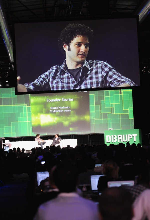 
	Московиц е най-младият милиардер в САЩ, с осем дни по-млад от Зукърбърг. Той е третият служител на Facebook и съквартирант на Марк Зукърбърг в Харвард. Въпреки състоянието си той ходи на работа с велосипед и лети в икономична класа. Роден във Вашингтон, Московиц среща съоснователя на Facebook в Харвард през 2004 г. Двамата създават сайта в стаята си.
	
	Две седмици по-късно близо 70% от студентите в Харвард имат регистрация, а след два месеца сайтът се разпростира във всичките осем университета от т. нар. &ldquo;Бръшлянова лига&rdquo; &ndash; най-добрите по източното крайбрежие на САЩ. Московиц става вицепрезидент и главен технологичен директор, като отговаря за архитектурата на сайта и е отговорен за мобилната стратегия и развитието. През 2008 г. той напуска Facebook, за да основе Asana, софтуерна компания, която да е ориентирана към нуждите на бизнес потребителите на социални мрежи.&nbsp;

	Снимка: Getty Images
