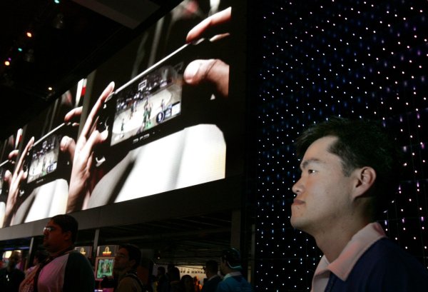 
	Графити артистът Дейвид Чо е бил ангажиран от Facebook да изрисува стените в първата централа на Facebook през 2005 г. пише The New York Times. Тогава Зукърбърг му предлага да получи няколко хиляди долара за работата си или да приеме същата сума, но в акции на социалната мрежа. Въпреки че по това време Чо смятал, че продуктът на Facebook е на практика безсмислен, той избира акциите.

	Ако се предположи, че досега той не е продавал от своите акции и че Facebook получи оценка от 100 млрд. долара от пазара, акциите на Чо биха стрували около 200 млн. долара, пише New York Times.

	Снимка: Ройтерс
