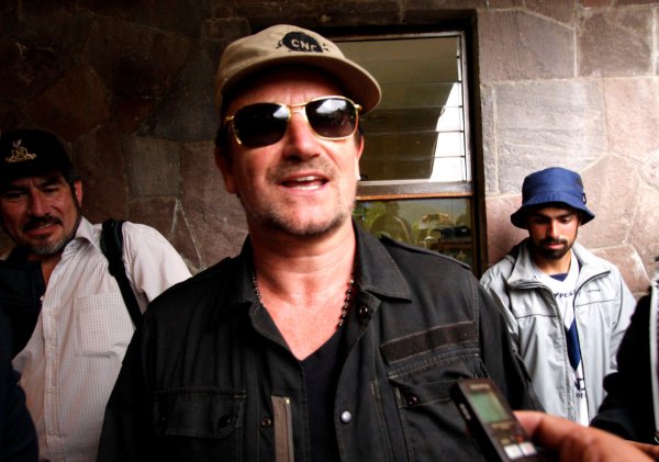 
	Частна компания, основана от рокаджията Боно от U2, ще е сред големите печеливши в IPO-то. Очаква се и самата звездата Боно да стане също милиардер. Преди няколко години частната компания Elevation Partners LP, основана от фронтмена на U2 и наричана от някои анализатори, &bdquo;най-глупавият рисков финансист&ldquo;, инвестира 270 млн. долара във Facebook, придобивайки 1,5% дял от най-популярната социална мрежа. По-рано компанията не направи твърде успешни вложения, като подкрепи финансово Palm и списание Forbes. Днес Elevation управлява 1,9 млрд. долара.&nbsp;

	Снимка: Ройтерс
