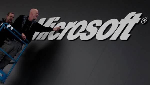 
	Победен в търсенето от Google, и притеснен от придобиванията на Google в сектора на интернет видеото (YouTube) и банер рекламата (Doubleclick), главният изпълнителен директор на Microsoft Стив Балмър е готов да направи каквото е необходимо, за да вземе дял от Facebook и да започне набега на базирания в Сиатъл концерн в Web 2.0.

	Въпреки че не успява да придобие Facebook, Microsoft&nbsp; избра сложен режим, който включва рекламно партньорство и малък дял в социалната мрежа. Microsoft инвестира 240 млн. долара през есента на 2007 г., което, изглежда, отрежда на концерна дял от 1,6% днес. По всичко изглежда, че инвестицията си е струвала.

	Снимка: Ройтерс
