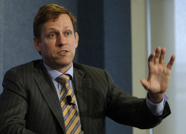 
	&bdquo;Само не ме прецаквай&ldquo;, е казал Тийл на Зукърбърг, след като двамата финализират първата инвестиция на Питър в социалната мрежа. В края на 2004 г. роденият във Франкфурт предприемач влага 500 000 долара и с това става първият значим външен инвеститор в компанията. Първоначално структурирана като заем, инвестицията по-късно се превръща в дял от 10,2% от компанията.
	
	Роден във Франкфурт, Германия, и отраснал във Форстър сити, Калифорния, Тийл пътува много в детството си. Баща му е инженер-химик, а семейството живее в Южна Африка, Намибия и Охайо, преди да се установи в крайбрежния район на Сан Франциско в края на 70-те години на миналия век. Питър завършва гимназията &bdquo;Сан Матео&quot; пръв по успех в класа и е майстор по шахмат от национално ниво. Завършва философия в Станфорд като студент на Рене Жирар, френски професор-емигрант, създал термина &bdquo;мимическо желание&quot; - хората желаят неща, които виждат като обекти на желание у другите хора, с което пораждат стаден манталитет. За Тийл мимическото желание е начин за обяснение на всичко - от балона на фондовата борса до &bdquo;политическата коректност&quot; на университетското образование, пише в свой анализ BusinessWeek.

	Във всички разкази за основаването на Facebook Тийл почти винаги е представян като далечен и мрачен господар на Вселената, прототип на финансов магнат в черно кресло, милващ котка, сгушена на коленете му, пише още BusinessWeek. В &bdquo;Случайните милиардери&ldquo;, книгата, издадена през 2009 и станала основа за филма &bdquo;Социалната мрежа&ldquo;, Тийл е описан като &bdquo;потаен и невероятно конкурентоспособен&quot;, както и &bdquo;адски страховит&quot;. &nbsp;

	Снимка: Ройтерс
