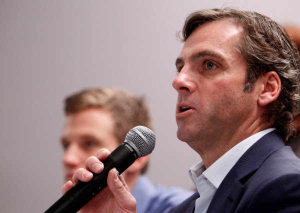 
	Оуен Ван Ната се присъединява към екипа на Facebook през 2005 г. като главен оперативен мениджър, фокусиран върху приходите, бизнес развитието и стратегически партньорства. Ван Ната е изиграл ключова роля в рекламната сделка с Microsoft, която резултира в инвестицията от 240 млн. долара за 1,6%-ен дял, давайки на социалната мрежа оценка от 15 млрд. долара.

	Ван Ната напуска Facebook през 2008 г., за да стане главен изпълнителен директор на Project Playlist, а също става главен изпълнителен директор на Myspace. През 2010 г. Ван Ната напуска компанията, за да стане изпълнителен вицепрезидент на Zynga. Според Business Insider Ван Ната е имал адмирации към поста главен изпълнителен директор на Facebook и е напуснал компанията, след като е станало ясно, че Зукърбърг няма намерение да бъде заместен.

	Снимка: Ройтерс
