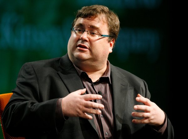 
	Роденият през 1967 г. Рейд Хофман е известен като основател на LinkedIn, социалната мрежа, използвана основно за бизнес връзки и търсене на работа. За родения в Станфорд, Калифорния и израснал в Бъркли, Калифорния, предприемач се твърди, че лично е уговорил срещата на Зукърбръг с Питър Тийл. Хофман завършва гимназия Putney, университета в Станфорд с бакалавърска степен и Оксфордския университет с магистърска степен по философия.&nbsp;

	След като работи в Apple и Fujitsu като продуктов мениджър, той става съосновател на първата си фирма SocialNet.com за онлайн запознанства и същевременно е член на борда на директорите при основаването на PayPal.

	През 2003 г. Хофман основава LinkedIn и е главен изпълнителен директор на LinkedIn за първите четири години, преди да стане председател и президент през февруари 2007 г. В момента той е изпълнителен председател. LinkedIn в момента има 80 млн. членове в над 200 страни.

	Снимка: Ройтерс
