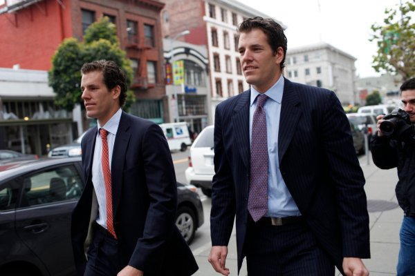 
	Двамата братя твърдят, че бившият им състудент Марк Зукърбърг е откраднал от тях идеята за социалната мрежа, която в момента е най-голямата в света. Уинкълвос ще се задоволят с отсъденото през 2008 г. обезщетение в размер на 20 млн. долара в брой и още около 38 млн. долара под формата на акции от социалната мрежа.&nbsp;

	Снимка: Ройтерс
