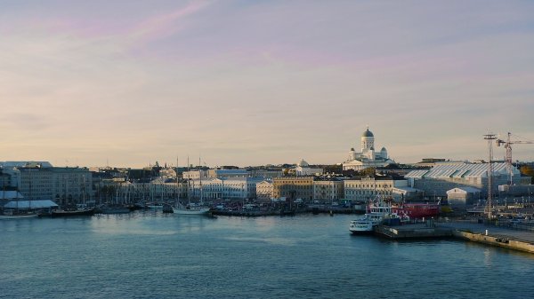
	Място в класацията на щастието: 1
	Средна годишна заплата: 50 098 долара
	Коефициент на безработица: 8,8%
	Месечен наем за апартамент с една спалня: 917 долара

	Въпреки че Disney World се нарича "Най-щастливото място на Земята", забавните времена свършват, когато паркът затвори в края на деня.

	Във Финландия щастието е постоянно, като страната е класирана като най-добрата за живеене през 2018 г., въпреки че нейните граждани плащат 30,8% данък върху доходите на физическите лица, а слънцето изобщо не се показва 51 дни в годината в част от Северна Финландия. Политиката, икономическата стабилност и силната социална подкрепа допринасят за водещата позиция на страната тази година.

	Снимка: pixabay.com
