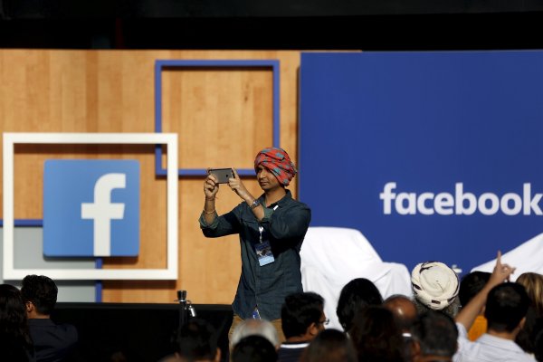 
	В първия ден от седмицата акциите на Facebook се обезцениха с 4,15 на сто до 99,75 долара за брой. Съд в Индия спря плановете за безплатна базисна интернет услуга, която би реализирала на практика един мини интернет, базиран около Facebook.&nbsp;

