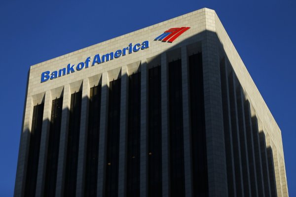 
	Книжата на Bank of America се обезцениха с 5,3 на сто в понеделник. Американските банки последваха европейските финансови акции в пътя си надолу.&nbsp;
