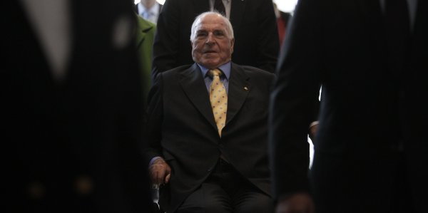 
	Хелмут Кол, бивш канцлер на Германия през 1982-1998 г., прогнозира розово бъдеще за общата валута в речта си при въвеждането на еврото през 2001 г. То може и да дойде, няма съмнение. Но в момента е по-вероятно, че еврото по-скоро засили съпротивата на Брюксел и европейските си съседи. Спрямо долара еврото загуби доста от стойността си през последните години, а валутите на страните извън еврозоната (Швейцария и Швеция), са значително поскъпнали.
