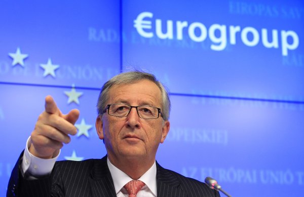 
	Ръководителят на Еврогрупата Жан-Клод Юнкер беше сигурен през март 2010 г., че Гърция ще успее да направи обрат и назова плановете на гръцкото правителство за строги икономии &quot;много надеждни&quot;. Европейски донори отдавна имат информация, че политиците в Атина обаче не следват думите си с дела. Международният валутен фонд вече заплашва да спре помощта си, ако Гърция най-сетне не приведе в изпълнение обещанието си за консолидация.
