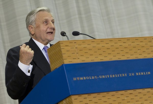 
	През август 2011 г., предшественикът на Драги, бившият президент на ЕЦБ Жан-Клод Трише описа твърде красиво ситуацията, защото истината е различна: и на държавно ниво, и в банковия сектор, на много места има остра липса на пари в брой.
