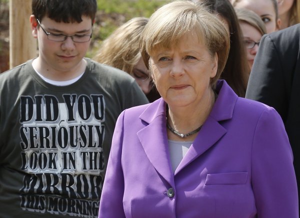 
	Германският канцлер Ангела Меркел изрече това през март 2011 г. ЕЦБ опитва чрез покупки на облигации от 2010 г. насам да надхитри пазарите. Чрез покупката на дългови ценни книжа за милиарди централната банка се опитва да намали лихвите за кандидатите за изпадане в несъстоятелност. Критиците смятат, че това е пряко държавно финансиране, което за централната банка е строго забранено.
