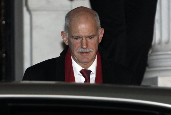 
	Бившият премиер на Гърция Георгиос Папандреу заяви през март 2011 г., че страната му не се нуждае от това да бъде трайно финансирана. При спасителните фондове става дума само за кредити, които ще страната трябва да връща с високи лихвени проценти. Но няколко месеца по-късно Гърция се нуждаеше от подстригване на дълга си. Въпреки че първоначално това трябваше да засегне само частните кредитори, няколко милиарда трябваше да отпише&nbsp; и германската Hypo Real Estate, която притежава гръцки облигации на стойност около 8 милиарда евро. С национализацията на банката през 2009 г. тази тежест се пое пряко от германските данъкоплатци.
