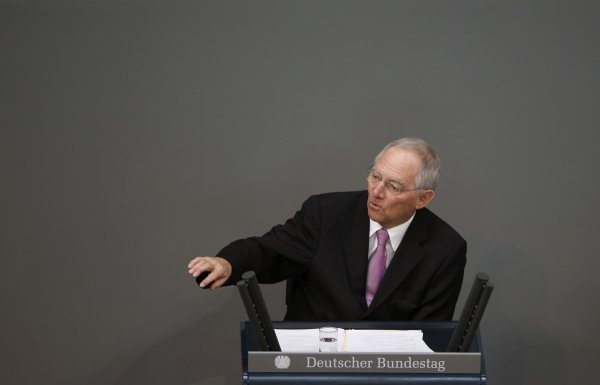 
	Волфганг Шойбле предупреди по време на среща на парламентарната група на неговата управляваща партия за неконтролируеми последици при гръцки фалит. Въпреки това след подстригването на дълга за Атина ужасните сценарии ги няма. Заразата към Португалия и Испания не се осъществи.
