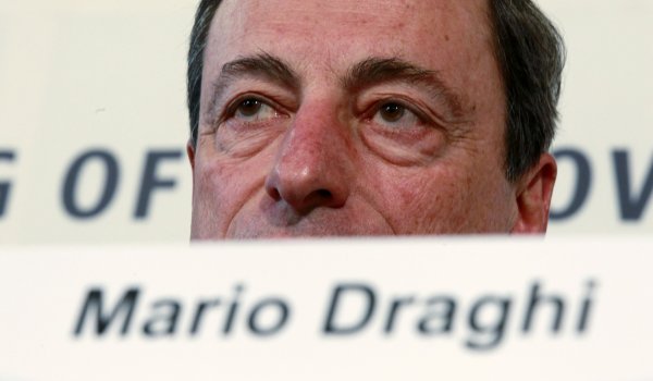 
	Управителят на ЕЦБ Марио Драги заяви на 15 февруари 2011 г., че страната му е стабилна. Представата, че Италия е проблемно дете, е фалшива. Междувременно натискът на лихвените проценти за Италия е толкова висок, че президентът на централната банка трябваше да помогне на сънародника си, министър-председателя Марио Монти, чрез покупката на облигации.
