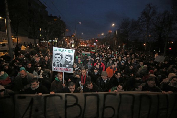 
	Протестиращи срещу високите цени на тока проведоха митинг-шествие от Орлов мост до парламента, където имаше привърженици на кабинета на Бойко Борисов. До сблъсъци не се стигна. Снимки: БТА
