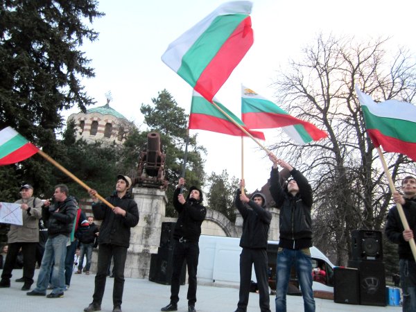 
	За поредна вечер в Плевен се състоя протестен митинг срещу всички монополи в България. На централния площад "Възраждане" се събраха предимно млади хора, пред които говориха десетина оратори. Организаторите на протеста призоваха ЧЕЗ да не спират тока на хората, докато се разреши кризисната ситуация.
