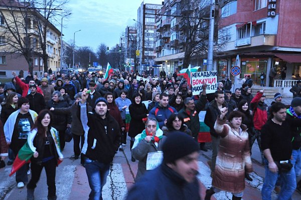 
	&nbsp;Около 300 души излязоха да протестират днес пред сградата на &bdquo;Топлофикация&rdquo; във Враца. Протестиращите се обявиха за смяна на политическата система, свикване на Велико Народно събрание и промяна на Конституцията.&nbsp;
