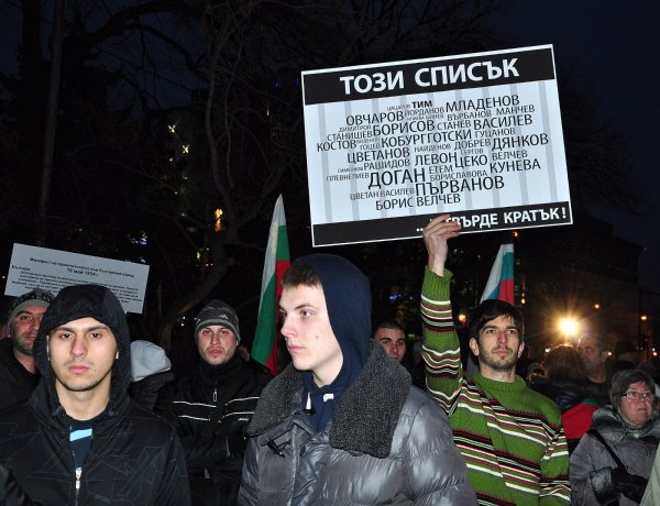 
	&nbsp;Хиляди варненци се събраха на поредния протест. Исканията този път бяха за свикване на Велико народно събрание и оставката на кмета на града.&nbsp;
