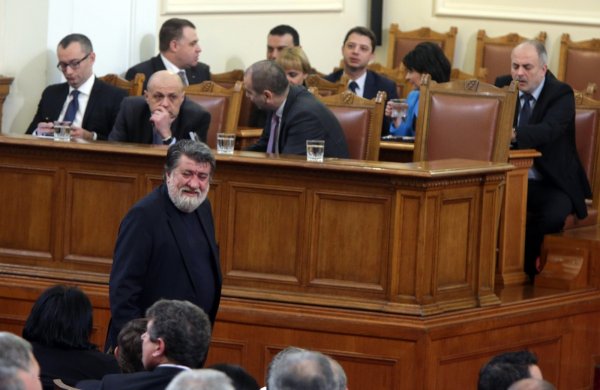 
	В пленарната зала са вицепремиерът в оставка Цветан Цветанов и министри.&nbsp;
