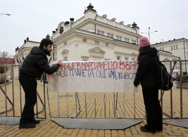 
	&quot;Станишев, марсианецо - вън! На тази планета още има живот&quot;, пише на този плакат.
