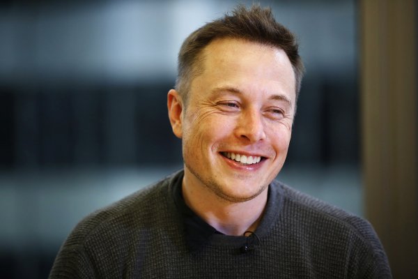 
	Главен изпълнителен директор на Tesla и SpaceX

	Мъск се прочу с две неща, които обяви през тази година: плановете си да създаде безпилотна кола и с предложението си за нов вид транспорт, наречен Hyperloop, благодарение на който ще може да се стига за 35 минути от Лос Анджелис до Сан Франциско.
	Неговите електрически коли Model S се радват на такъв интерес, че компанията не знае дали ще успее да отговори на потребителското търсене

	Снимка: архив Ройтерс
