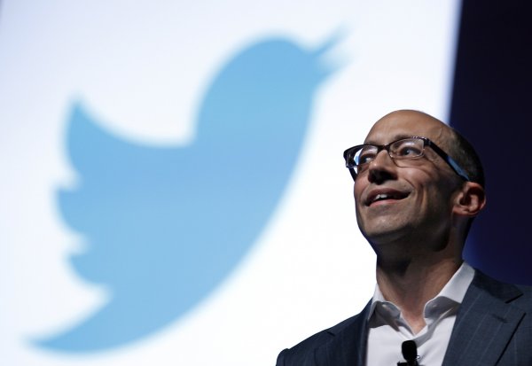 
	Главен изпълнителен директор на Twitter

	Последната година се оказа изключително важна за социалната мрежа Twitter, а компанията успешно приключи със своето IPO по-рано през ноември. То достигна цена от 26 долара за акция при откриването на търговията, а при затварянето - 44,90 долара, за огромно облекчение както на инвеститорите, така и на компанията. Костоло е бивш комик, който пое кормилото на Twitter през октомври 2010 г. Той беше изправен пред предизвикателството да увеличи приходите на компанията от 28 млн. долара през 2010 г. до 254 млн. долара до края на първото полугодие на 2013 г.

	Снимка: архив Ройтерс
