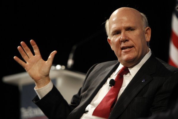 
	Главен изпълнителен директор на General Motors

	Cadillac е силно обновен и пусна нови версии на своите ATS, XTS и CTS модели през последните две години.
	През май тази година Cadillac продаде 13 808 коли в САЩ, отбелязвайки 40% ръст в продажбите в сравнение с миналата година. Това е и най-бързо разрастващият се бранд за последните 40 години. Самият Акерсън има големи заслуги за превръщането на Cadillac в една от най-лускозните коли в света.

	Снимка: архив Ройтерс
