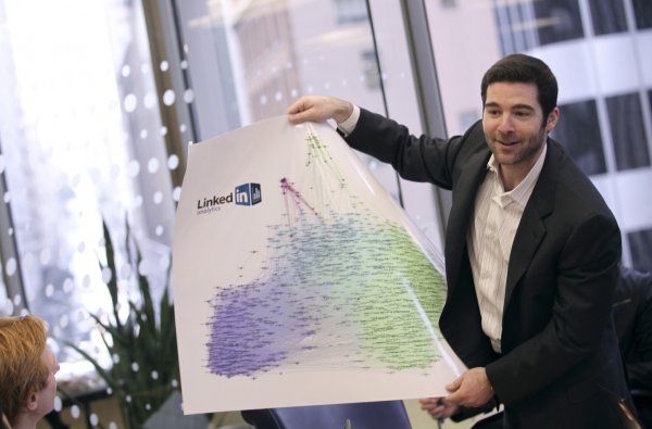 
	Главен изпълнителен директор на LinkedIn

	Уейнър се присъедини към LinkedIn през 2008 г., а от тогава до днес потребителите на социалната мрежа се увеличиха от 33 млн. до повече от 225 млн. Приходите на компанията пък скочиха десетократно. Понижаването на възрастта за присъединяване към LinkedIn доведе до по-голям брой месечни потребители. Освен това фирмата пусна нов продукт, наречен &ldquo;University Pages&rdquo;, насочен към колежаните. Уейнър показа, че разполага с огромна и енергия, след като обнови и мобилното приложение на уебсайта.

	Снимка: архив Ройтерс
