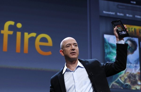 
	Главен изпълнителен директор на Amazon

	Amazon се разраства с главоломна скорост. Сайтът за електронна търговия някога продаваше книги, но в момента служи за продажби на почти всичко под слънцето. А съвсем скоро може да започне да продава и мобилни телефони. Компанията работи с HTC по серия смартфони, които са &bdquo;в напреднал етап на развитие&ldquo;, твърди източник на Financial Times. Както изглежда компанията минава на следващото ниво след създаването и продажбата на прочутия електронен четец Kindle. Нетните приходи от продажби през третото тримесечие на Amazon са 17,1 млрд. долара.

	Снимка: архив Ройтерс
