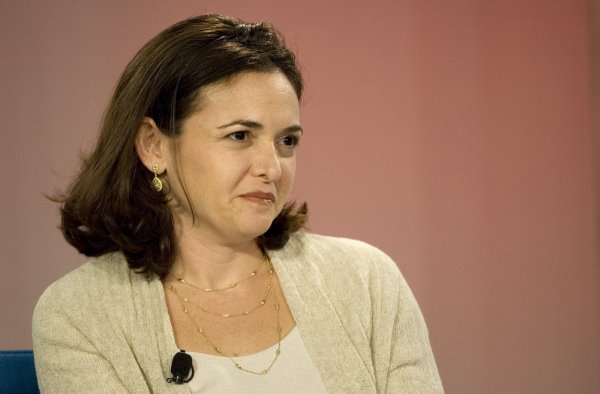 
	Главен оперативен директор на Facebook

	Когато Сандберг се озова във Facebook пое по-агресивния подход на управление, благодарение на което компанията започна да печели. Тази година рекламните приходи на Facebook се повишиха с 66 на сто до 1,8 млрд. долара. Почти половината от тази сума идва от мобилните реклами, което е любимата част на Сандберг.

	Освен че се грижи за успехите на Facebook Сандберг помага и в окуражаването на жени да работят повече върху кариерата си и ги насърчава да не се страхуват от ръководните позиции, а да ги заемат. Книгата й, която излезе през май тази година, е обявена за една от най-влиятелните бизнес книги на 2013 г.

	Снимка: архив Ройтерс
