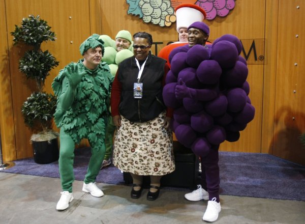 
	Придобиването на производителя на облекло Fruit of the Loom беше обявено през 2001 г., като компанията беше извадена от програма за защита от банкрут.

	Компанията е многоуважавана и е една от най-старите марки в света, като със регистрирането си през 1871 г тя предшества изобретяването на електрическите крушки, автомобилите и телефона.

	Бъфет обича да популяризира Fruit of the Loom, а през 2011 г той дори се появи в предаването на CNBC Squawk Box с вратовръзка с мотиви на бельо, рецитирайки мотото на компанията &bdquo;Ние обличаме задниците на масите&ldquo;. снимка: Ройтерс
