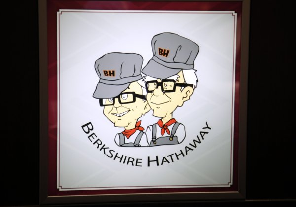 
	През 2000 г Berkshire обяви купуването на производителят на бои Benjamin Moore. Компанията нашумя през миналата година, когато Бъфет обяви, че ще смени изпълнителния ѝ директор, за да запази обещанието си, че боите на компанията няма да бъдат продавани в големи търговски центрове, което е и един от отличителните белези на компанията.

	Отново в предаването Squawk Box на CNBC Бъфет каза, че е отстранил Денис Ейбрамс, защото последният е щял да подпише договор с голям разпространител. снимка: Ройтерс
