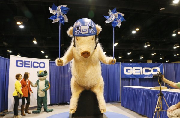 
	Geico става филиал на Berkshire през 1996 г., когато Бъфет придобива и останалия дял от застрахователната компания, който не притежава до момента.

	Geico се разрасна, след като потребителите започнаха да се застраховат онлайн или по телефона, вместо чрез агенции на място. Компанията се превърна във втората по-големина в застрахователния сектор на автомобили в САЩ през 2013 г., измествайки Allstate. Най-големият застраховател на автомобили в Щатите с голяма преднина остава State Farm. снимка: Ройтерс
