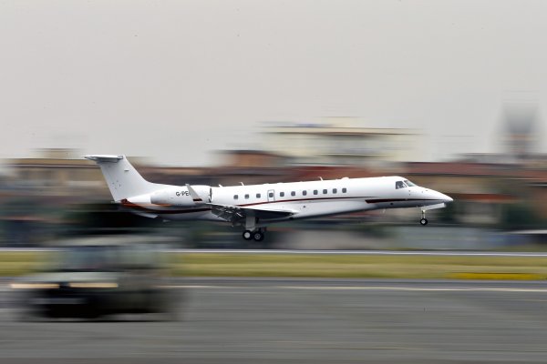 
	След като три години беше собственик на NetJets Бъфет толкова се влюби в компанията, че я купи цялата през 1998 г.

	Клиентите на фирмата за частни самолети се увеличават, откакто американската икономика започна своето възстановяване. Все повече клиенти се възползват от възможността за частична собственост, а текущите собственици летят повече, обявиха Бъфет и изпълнителният директор на компанията Джордан Хансел миналата година. снимка: Ройтерс
