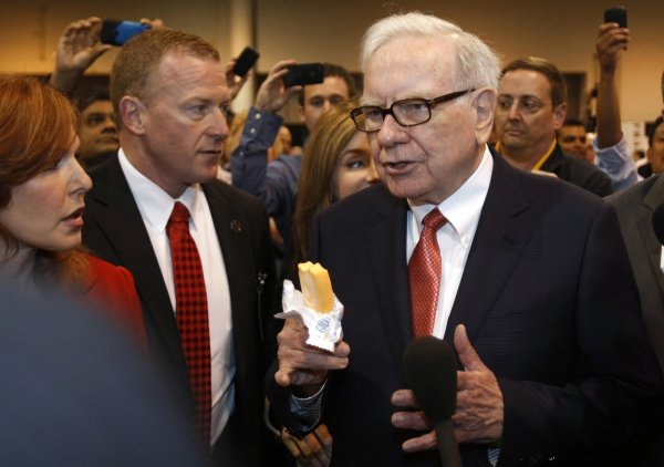 
	Веригата за бързо хранене Dairy Queen е собственост на Berkshire Hathaway. Бъфет може и да е милиардер, но се слави с това, че избягва екзотичната храна. При едно негово скорошно посещение на ресторант Four Seasons в Ню Йорк той настоявал да вечеря продукти на Dairy Queen с кола, според New York Post. снимка: Ройтерс

