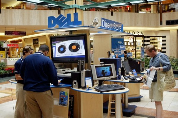 
	Третият по големина в света производител на компютри Dell ще изчезне от борсата. Консорциум, воден от основателя на компанията, основен акционер и главен изпълнителен директор Майкъл Дел, успя да договори изкупуване за около 24,4 млрд. долара (18 млрд. евро). Останалите участници в сделката са компанията за дялови инвестиции Silver Lake и софтуерният гигант Microsoft Corp. Така акционерите ще получат по 13,65 долара за акция, а основателят Дел ще повиши участието си в компанията.

	В хода на излизането си от борсата американският компютърен производител планира да върне в САЩ голяма част от парите в брой на своите дъщерни дружества. Около 7,4 млрд. долара най-вече от дъщерни дружества зад граница ще бъдат прехвърлени на компанията-майка.

	Снимка: Getty Images News
