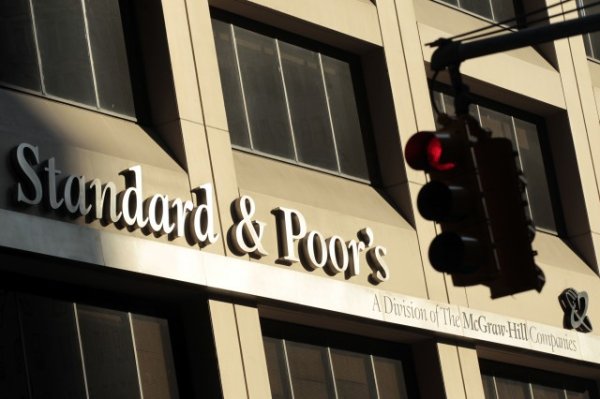 
	Прокуратурата в Ню Йорк започна разследване на Moody&rsquo;s Investors Service, Standard &amp; Poor&rsquo;s и Fitch Ratings поради съмнения, че са нарушили споразумение от 2008 г. с администрацията във Вашингтон. След колапса на пазарите в началото на финансовата криза рейтинговите агенции постигнаха споразумение с прокуратурата, която искаше от тях да извършат промени в начина на работата си. Сега Ерик Шнайдерман, настоящият главен прокурор на Ню Йорк, проверява дали трите компании спазват споразумението.

	По-рано тази седмица министерството на правосъдието в САЩ заведе дело срещу S&amp;P, като обвини компанията в раздуване на рейтингите на структурирани инвестиционни инструменти, гарантирани с ипотчени облигации, малко преди спукването на балона на пазара на недвижими имоти в САЩ в началото на финансовата криза. За момента трите агенции отказват коментар.

	Снимка: Ройтерс
