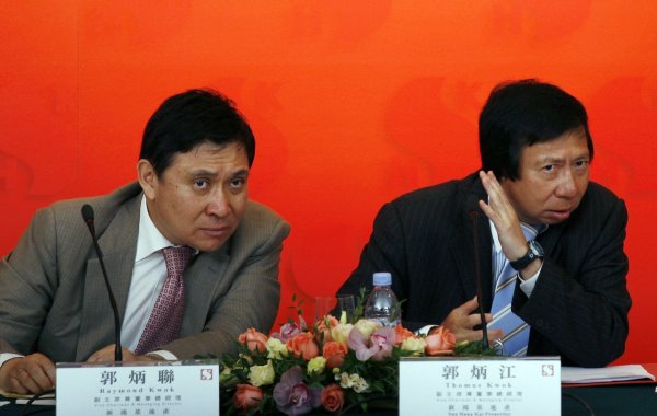 
	Състояние: 15,9 млрд. долара

	Имотният магнат от Хонконг Томас Куок бе признат за виновен през декември 2014 г за подкупване на висши политик от града и бе осъден на пет години затвор. Брат му Реймънд бе оневинен по всички обвинения. Томас напусна всички постове, което заемаше, в Sun Hung Kai Properties &ndash; компанията, кято построи много от небостъргачите на Хонконг. В момента Реймънд е единственият управляващ директор на новата публична компания. &nbsp;
