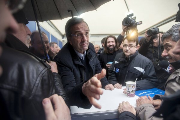 
	Гръцкият премиер и лидер на консервативната партия &quot;Нова демокрация&quot; Андонис Самарас поздравява поддръжници. Снимки: Ройтерс
