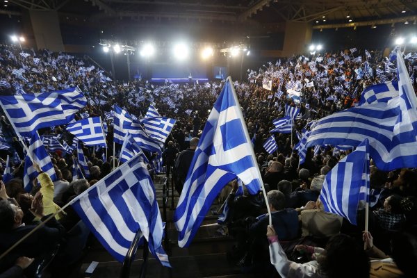 
	Поддръжници на Самарас.
