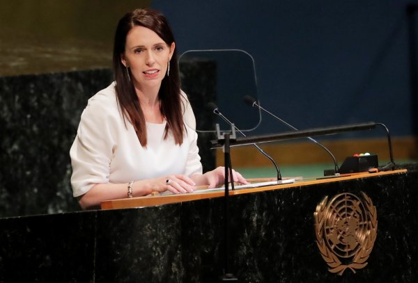 
	Новозеландският премиер Ясинда Ардърн също ще навести Световния икономически форум в Давос тази година. Тя ще участва в панелни дискусии на редица проблеми, от психичното здраве до опазването на Земята.&nbsp;

	През юни миналата година Ардърн стана първата жена в историята на компанията, която роди, докато е на власт. Освен това стана най-младият министър-председател на Нова Зеландия, когато пое поста чрез коалиционна сделка през 2017 г.&nbsp;
