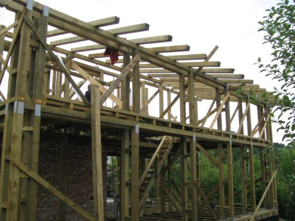 
	Дървената конструкция на къщата.
