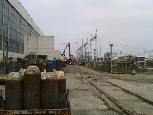 
	&quot;Чистото&quot; оборудване от машинната зала на първи и втори блок се изнася от централата. Снимка: Investor.bg
