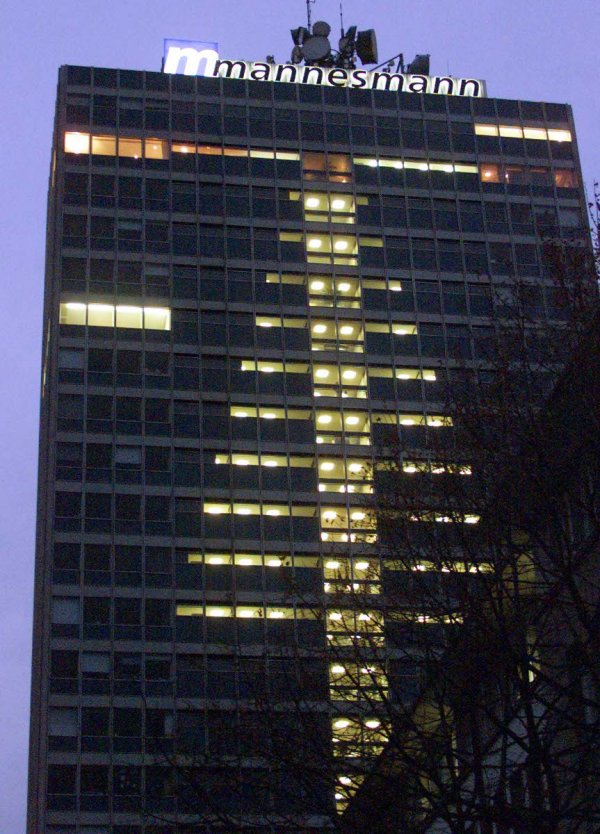 
	Британската телекомуникационна група Vodafone се домогва до германския конгломерат, специализиран в мобилните услуги Mannesmann през ноември 1999 г. Цената на сделката е 172 млрд. долара.
