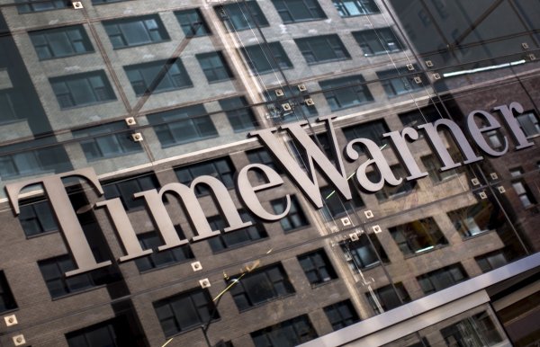 
	Американският медиен гигант Time Warner се слива с друга американската компания - интернет доставчика AOL през януари 2000 г. Сделката бе за 112,2 млрд. долара. Двата концерна се разделиха през 2009 година.
