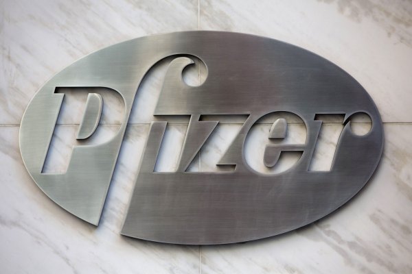 
	Американският фармацевтичен гигант Pfizer купи&nbsp;Warner Lambert, също с централа в САЩ, през ноември 1999 г. Сумата на сделката е 111,8 млрд. долара.&nbsp;
	
	Снимки: архив Ройтерс

	&nbsp;
