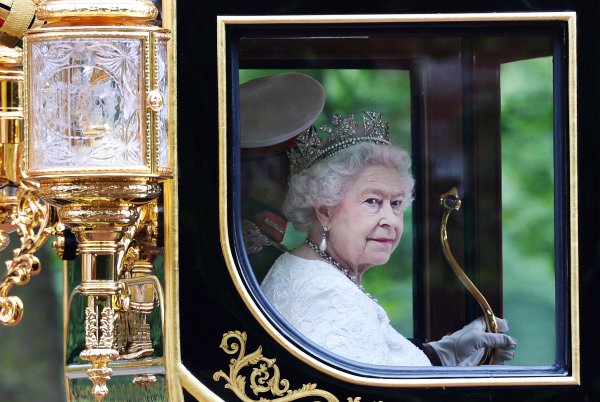 Снимка от 04 юни 2014 г. показва как британската кралица Елизабет II се връща в Бъкингамския дворец с кралска карета по The Mall след речта си при откриването на парламента в Лондон, Великобритания.  EPA/ANDY RAIN 